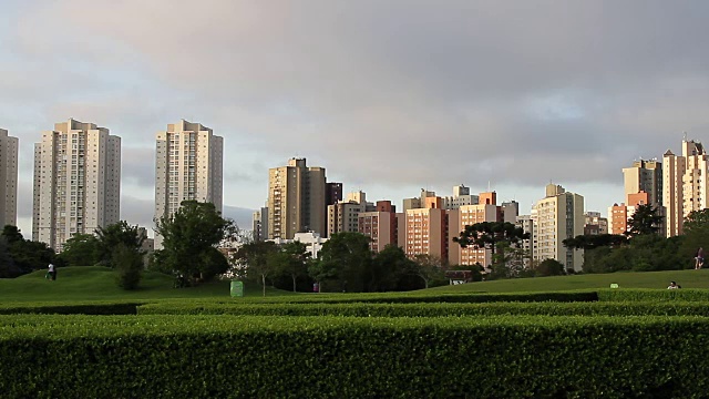 有建筑物的植物园/巴西库里蒂巴视频素材