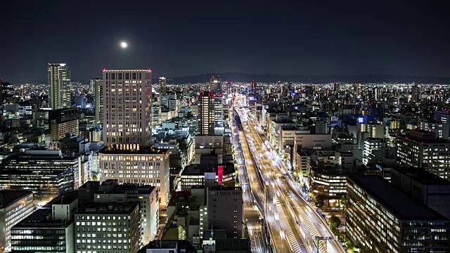 日本大阪，夜晚满月升起在大阪市中心视频素材