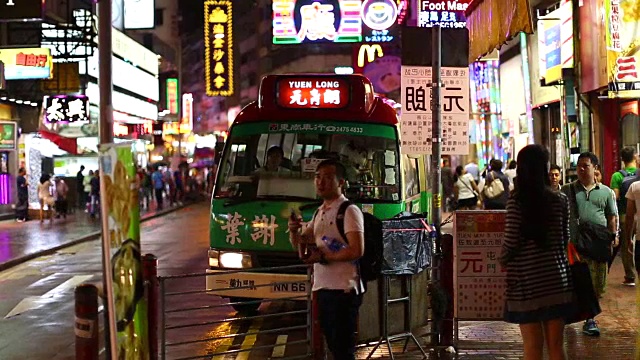 夜间在香港街道，设有小巴视频素材