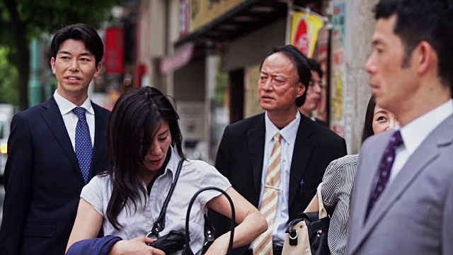 在街上等候的日本专业人士视频素材