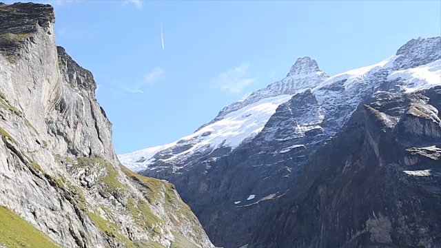 翼装飞行员在山谷和雪山之间翱翔视频素材