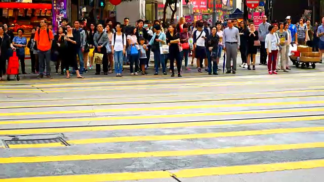 时间一分一分地过去，香港当地市场里挤满了人视频素材