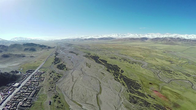 WS鸟瞰图青海草原高原和雪山/中国青海视频素材