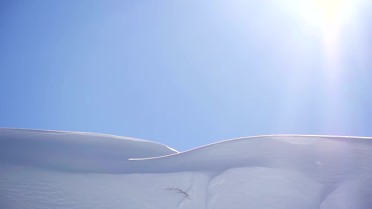 滑雪运动员从悬崖上跳下视频购买