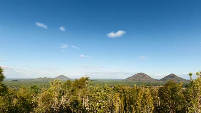 在澳大利亚玻璃屋山的时间流逝，几朵云快速移动和惊人的4K视野视频素材