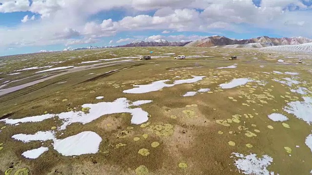 WS鸟瞰图的汽车行驶在青海高原/青海，中国。视频素材