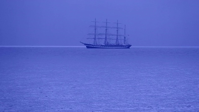 夜海中的高船视频素材