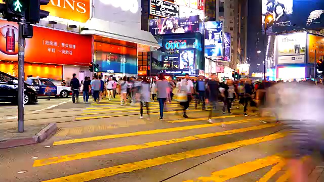 时间一分一分地过去，香港当地市场里挤满了人视频素材