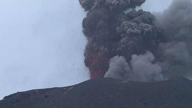 在喀拉喀托火山爆发视频素材