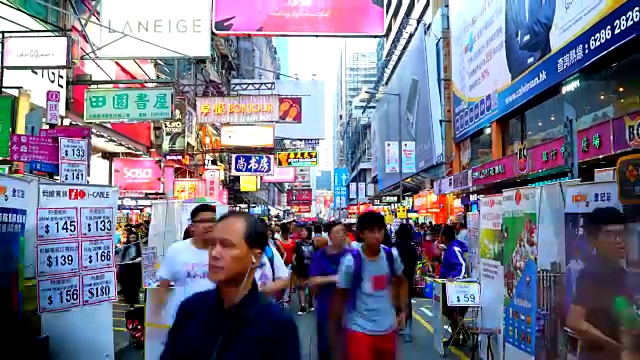 时间一分一分地过去，香港当地市场里挤满了人视频素材