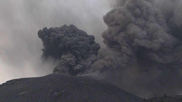 在喀拉喀托火山爆发视频素材