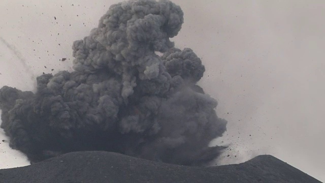 在喀拉喀托火山爆发视频素材