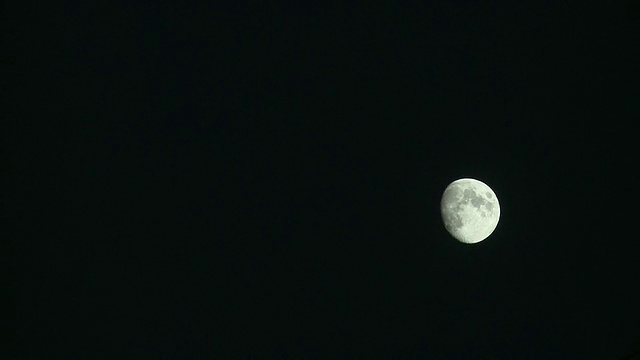 夜晚的月亮在深蓝色的天空中视频素材