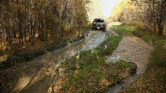 一段泥路经过一辆大型4X4汽车视频素材