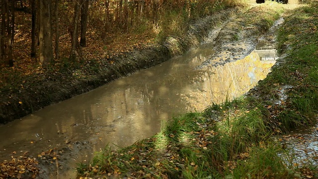 一段泥路经过一辆大型4X4汽车视频素材