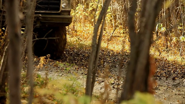 一段泥路经过一辆大型4X4汽车视频素材