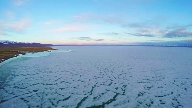 日落时青海高原哈拉湖的WS鸟瞰图/中国青海。视频素材