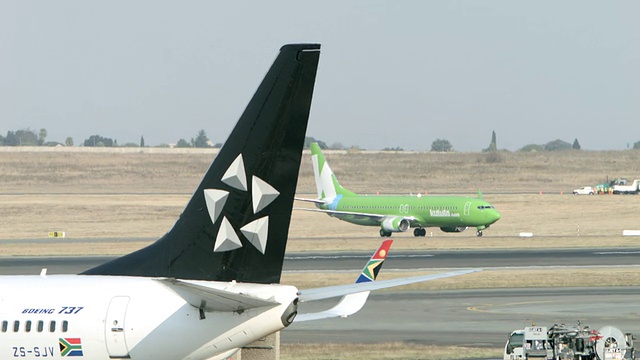 库鲁拉航空737-800出租车左起，前方有星空联盟的尾翼/南非豪登省约翰内斯堡/南非豪登省约翰内斯堡视频素材