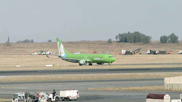 Kulula Arways 737-800横跨滑行道/约翰内斯堡，豪登堡市，南非视频素材