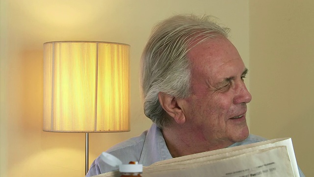 图片来源:MS photo of senior male reading newspaper at breakfast laughing /西班牙马拉加埃斯特彭纳视频素材