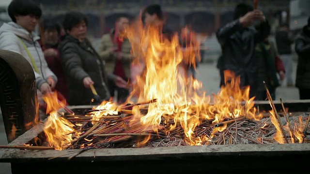 CU春节期间在寺庙烧香的拍摄/陕西西安，中国视频素材