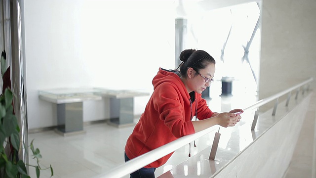 MS View of women using mobile phone in房地产销售中心/西安，陕西，中国视频素材