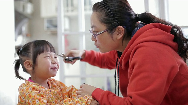 CU Shot of Child gets haircut from mother /西安，陕西，中国视频素材