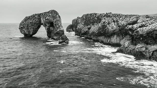 西班牙阿斯图里亚斯的Cantabrian海/ Llanes, Nueva de Llanes, Castro de las Gaviotas的WS T/L景观视频素材