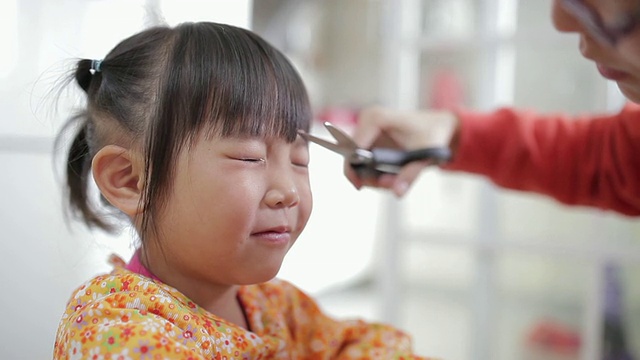 CU Shot of Child gets haircut from mother /西安，陕西，中国视频素材