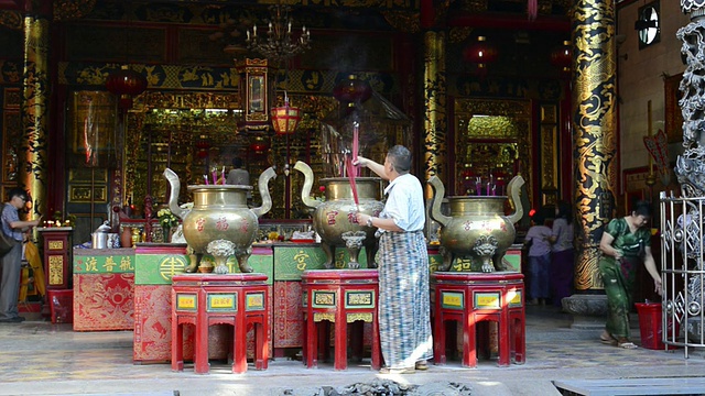 缅甸仰光区庆福强华人寺，曼女士在提供和烧香视频素材