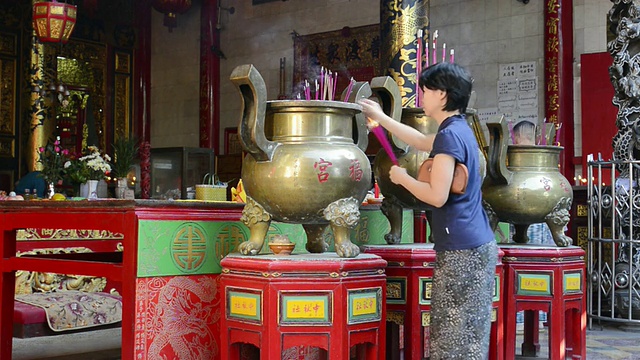 缅甸仰光地区Kheng Hock Keung Chinese temple，男男女女献花烧香视频素材