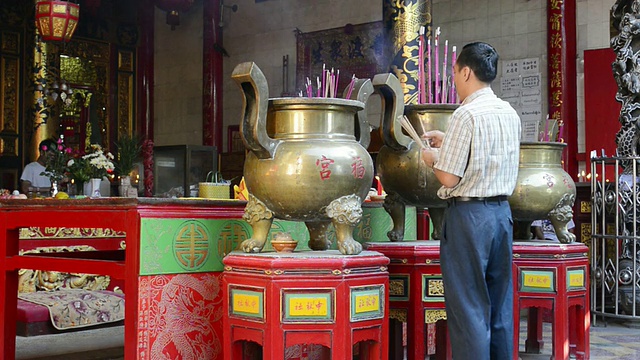 缅甸仰光区庆福强华人寺，曼女士在提供和烧香视频素材