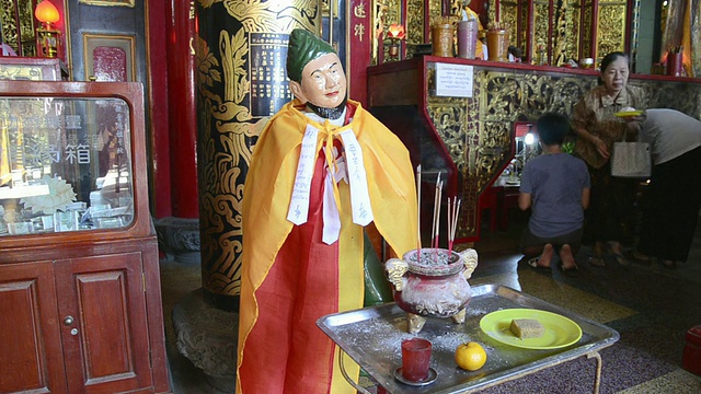 缅甸仰光Kheng Hock Keung Chinese temple的祭坛和供品视频素材