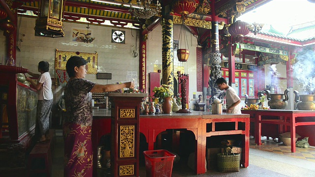 缅甸仰光区庆福强华人寺，信徒在祈祷和烧香视频素材