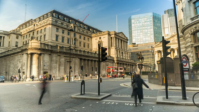 MS T/L英格兰银行，繁忙的交通和行人/英国伦敦视频素材