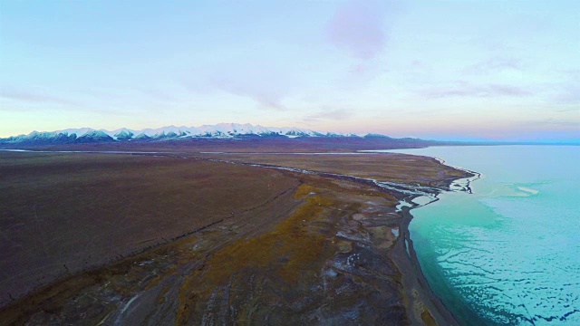 日落时青海高原哈拉湖的WS鸟瞰图/中国青海。视频素材