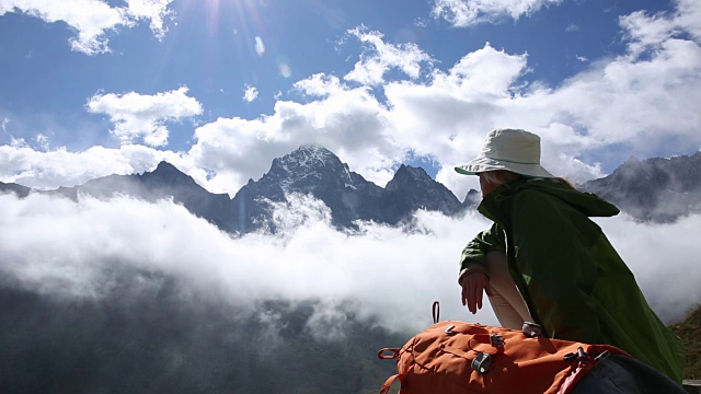 徒步旅行者望着群山，看着云层旋转视频素材