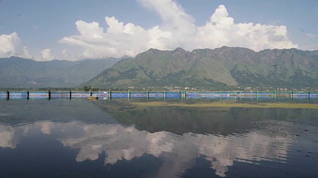 在克什米尔河谷达尔湖的捕鱼活动，背景是雄伟的喜马拉雅山脉和它在水中的倒影视频素材