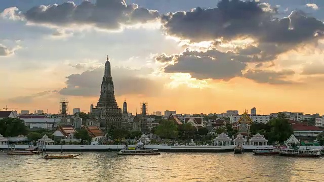 4K延时:日落时分横跨湄南河的Wat Arun Temple视频素材