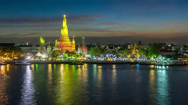 时间流逝Wat Arun Temple的黄昏视图或(Wat Arun Ratchawararam Ratchawaramahawihan)在黄昏时被照亮视频素材