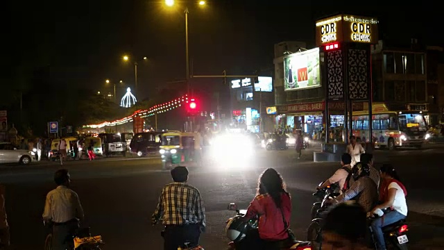 在印度德里，夜晚繁忙的十字路口的时间流逝视频素材