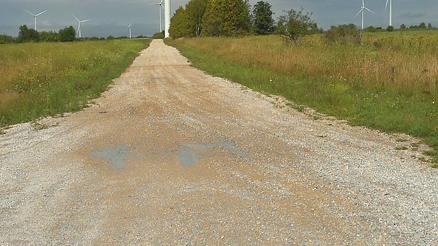 WS TU从道路到风力涡轮机发电领域的观点/花园，密歇根州，美国视频素材