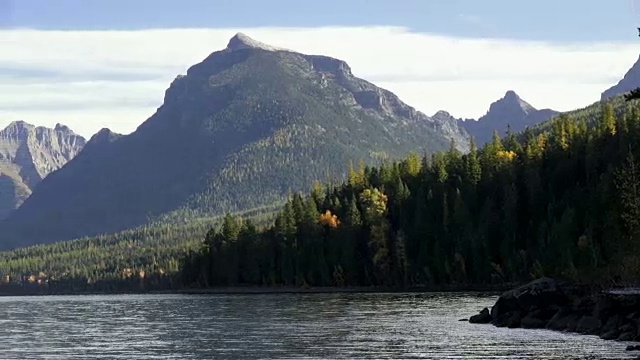 潘文石留下了广阔的山湖，背景是岩石海岸线和参差不齐的山峰。视频素材