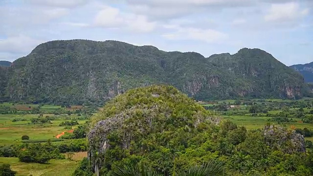 Vinales山谷:繁茂的植被和美丽的山景视频素材