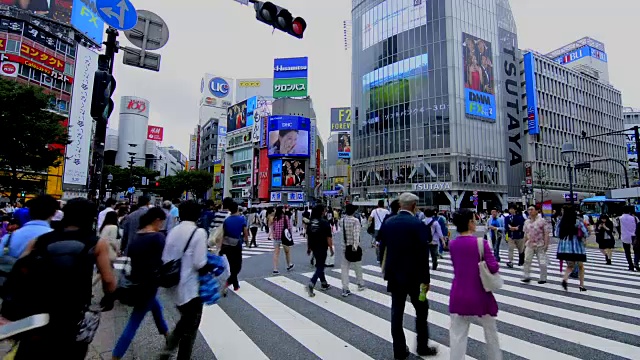 日本东京，熙熙攘攘的涉谷车站地区的Shibuya十字路口，熙熙攘攘的街道和人行道上到处都是当地人视频素材