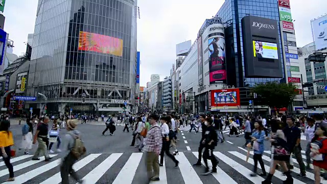 日本东京，熙熙攘攘的涉谷车站地区的Shibuya十字路口，熙熙攘攘的街道和人行道上到处都是当地人视频素材