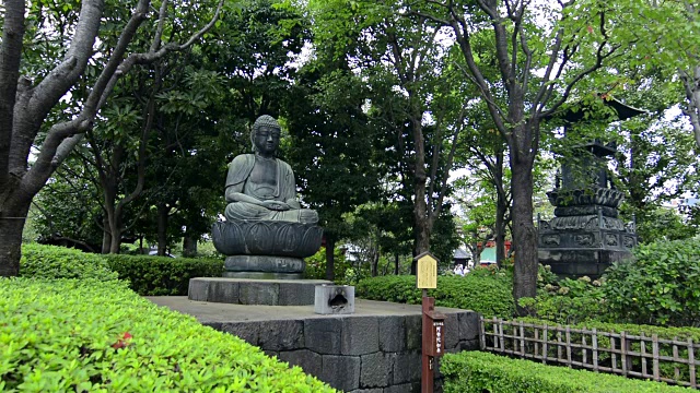 东京，日本安静的地区，在东京最古老的寺庙浅草寺，有绿色的树篱和宁静的场景视频素材