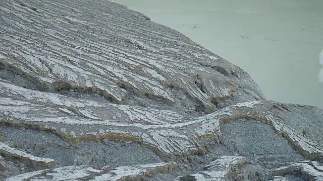 卡瓦伊真火山口湖的硫磺视频素材