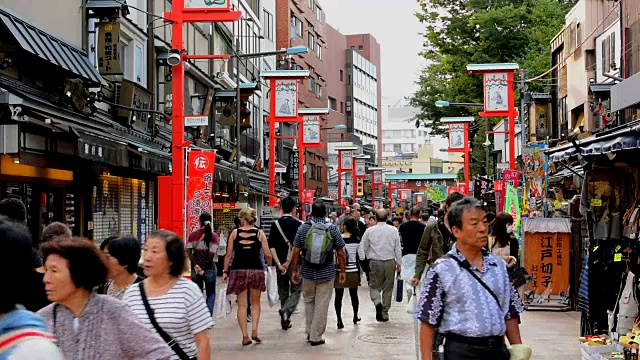 日本东京，人们在东京最古老的寺庙里的传统商店里散步视频素材