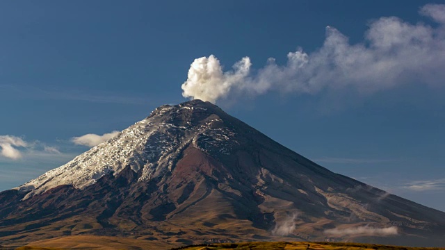 厄瓜多尔科托帕希火山于2015年10月21日凌晨喷发。火山口下面有一条喷气口带在冒热气视频素材